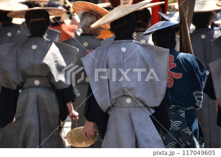 日本の岐阜県高山市　春の高山祭　大名行列に参加する人達　着物を着て、陣笠を被る後ろ姿 117049605