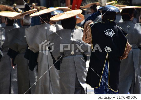 日本の岐阜県高山市　春の高山祭　大名行列に参加する人達　着物を着て、陣笠を被る後ろ姿 117049606