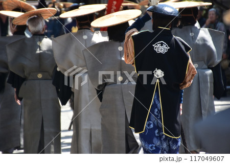日本の岐阜県高山市 春の高山祭 大名行列に参加する人達 着物を着て、陣笠を被る後ろ姿 日本の岐阜県高山市 春の高山祭 大名行列に参加する人達 着物を着て、陣笠を被る後ろ姿 117049607