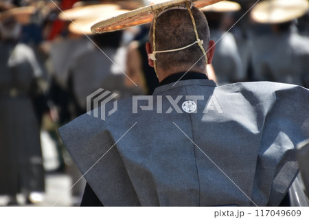 日本の岐阜県高山市 春の高山祭 大名行列に参加する人達 着物を着て、陣笠を被る後ろ姿 日本の岐阜県高山市 春の高山祭 大名行列に参加する人達 着物を着て、陣笠を被る後ろ姿 117049609