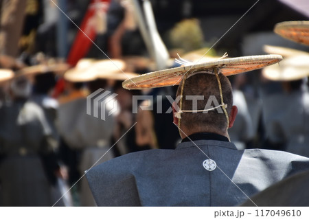 日本の岐阜県高山市　春の高山祭　大名行列に参加する人達　着物を着て、陣笠を被る後ろ姿 117049610