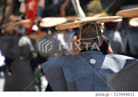 日本の岐阜県高山市　春の高山祭　大名行列に参加する人達　着物を着て、陣笠を被る後ろ姿 117049611