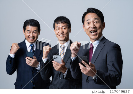 スマホを操作するミドルのビジネスマン 117049627