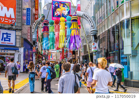 日本の東京都市景観 8月。外国人観光客らで賑わう渋谷駅前の渋谷センター街などを望む…=1日 日本の東京都市景観 8月。外国人観光客らで賑わう渋谷駅前の渋谷センター街などを望む…=1日 117050019