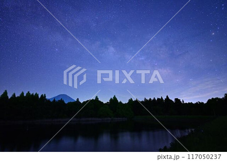 大山と天の川 117050237