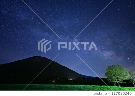 大山と天の川 117050240
