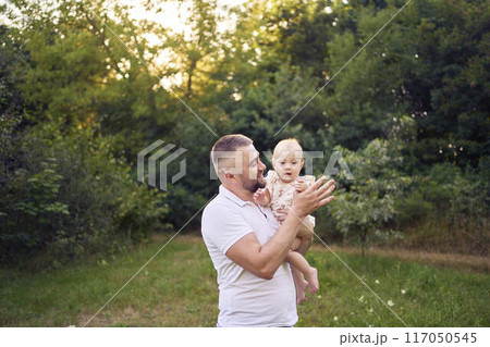 dad playing with his baby daughter in the garden 117050545
