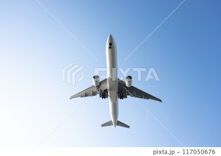 空を飛ぶ飛行機 空を飛ぶ飛行機 117050676