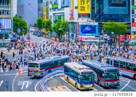 日本の東京都市景観8月・インバウンド復活…外国人観光客らで賑わう渋谷スクランブル交差点…=1日 日本の東京都市景観8月・インバウンド復活…外国人観光客らで賑わう渋谷スクランブル交差点…=1日 117050919