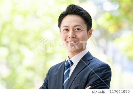 ビジネスマン　腕組み 117051099