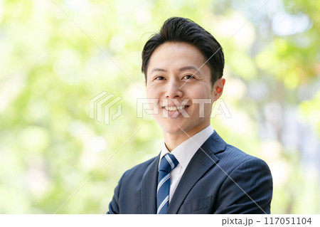 ビジネスマン　腕組み 117051104