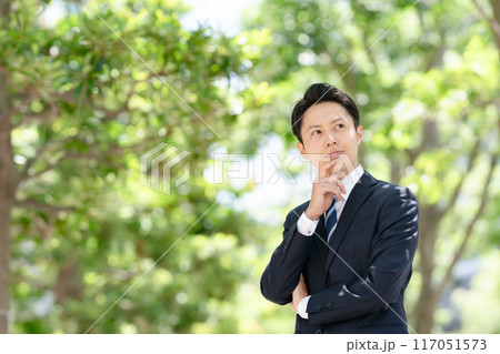 ビジネスマン　悩む 117051573
