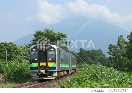 羊蹄山を背に駆ける函館本線普通列車　H100　DECMO　北海道新幹線　並行在来線　バス転換　廃止 117051734