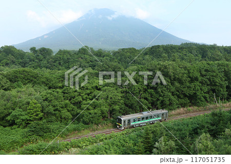 羊蹄山を背に駆ける函館本線普通列車 H100 DECMO 北海道新幹線 並行在来線 バス転換 廃止 羊蹄山を背に駆ける函館本線普通列車 H100 DECMO 北海道新幹線 並行在来線 バス転換 廃止 117051735