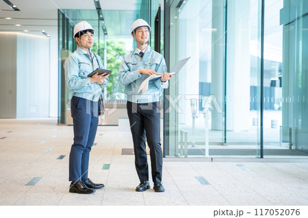 工事現場の打合せをする作業着を着たビジネスマン 工事現場の打合せをする作業着を着たビジネスマン 117052076