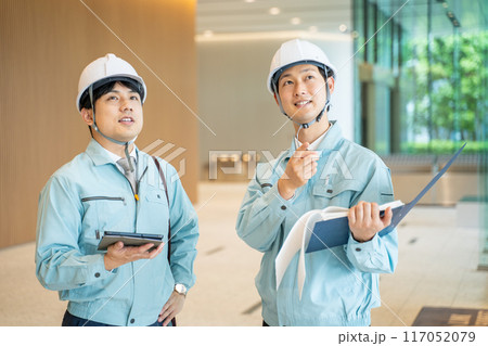 工事現場の打合せをする作業着を着たビジネスマン 117052079