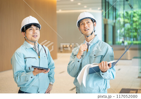 工事現場の打合せをする作業着を着たビジネスマン 117052080
