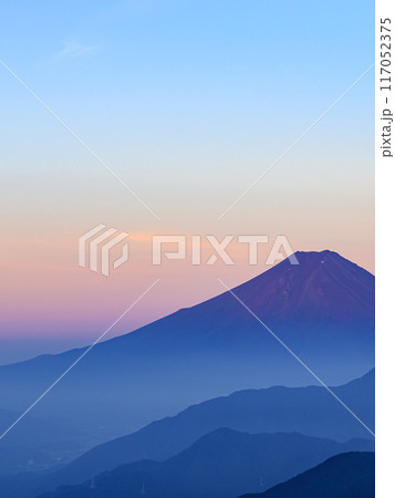 山梨県・雁ヶ腹摺山より望む赤富士の絶景 山梨県・雁ヶ腹摺山より望む赤富士の絶景 117052375