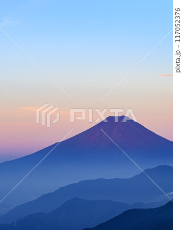 山梨県・雁ヶ腹摺山より望む赤富士の絶景 山梨県・雁ヶ腹摺山より望む赤富士の絶景 117052376