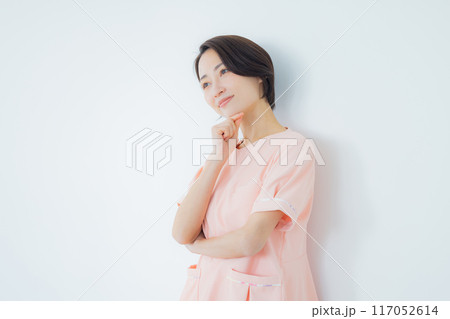 悩む看護師 117052614
