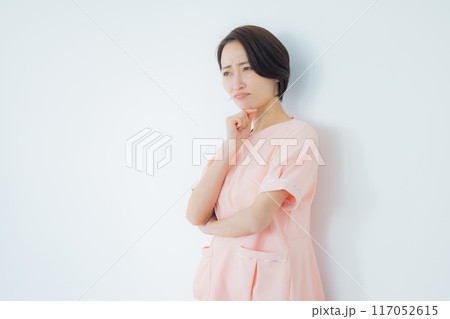 悩む看護師 117052615