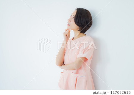 悩む看護師 117052616