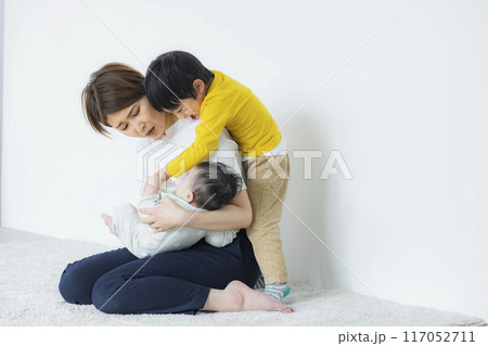 子どもたちと遊ぶお母さん  117052711