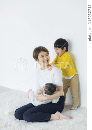 子どもたちと遊ぶお母さん  117052713