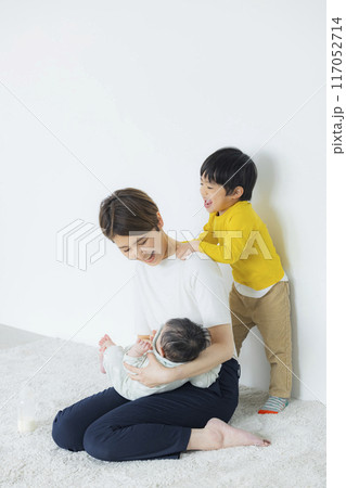 子どもたちと遊ぶお母さん 子どもたちと遊ぶお母さん 117052714