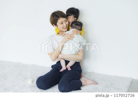 子どもたちと遊ぶお母さん  117052716