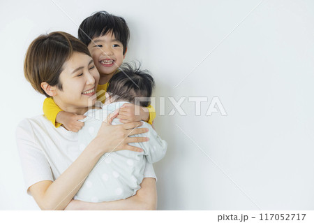 子どもたちと遊ぶお母さん 子どもたちと遊ぶお母さん 117052717