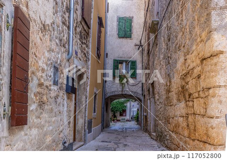 Picture of a typical street scene from the historic Croatian town of Voznjan 117052800