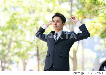伸びをするビジネスマン 117052921