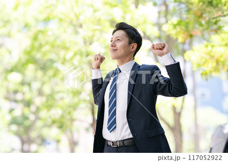 伸びをするビジネスマン 伸びをするビジネスマン 117052922