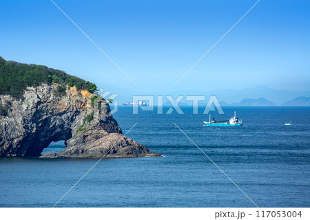 豊後水道の大島と四国の山並み 117053004