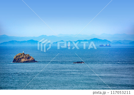 豊後水道水の子灯台と四国地方の山並み 豊後水道水の子灯台と四国地方の山並み 117053211