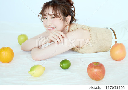 果物に囲まれる女性のポートレート 117053393