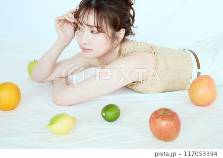 果物に囲まれる女性のポートレート 果物に囲まれる女性のポートレート 117053394