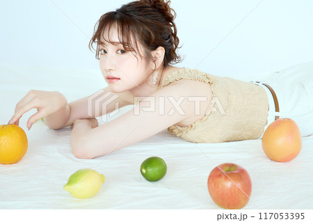 果物に囲まれる女性のポートレート 117053395