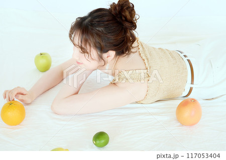 果物に囲まれる女性のポートレート 117053404