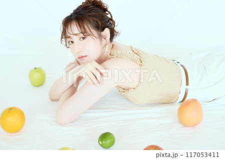 果物に囲まれる女性のポートレート 117053411