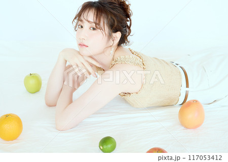 果物に囲まれる女性のポートレート 117053412