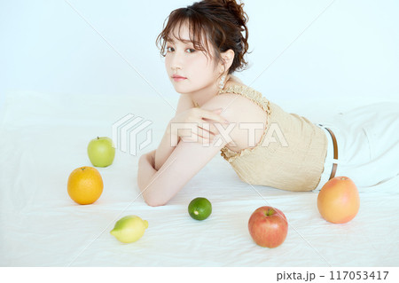 果物に囲まれる女性のポートレート 果物に囲まれる女性のポートレート 117053417
