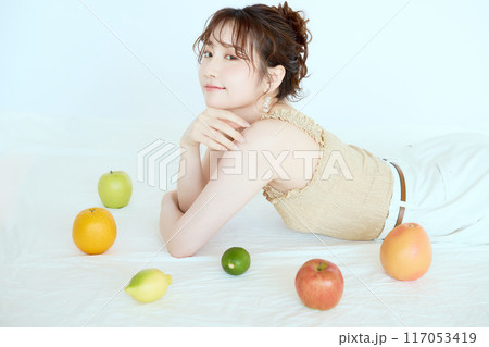 果物に囲まれる女性のポートレート 117053419