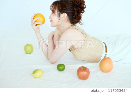果物に囲まれる女性のポートレート 果物に囲まれる女性のポートレート 117053424