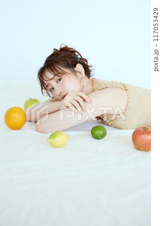 果物に囲まれる女性のポートレート 117053429
