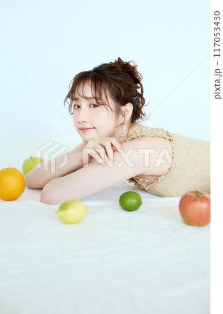 果物に囲まれる女性のポートレート 117053430