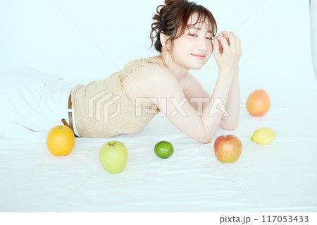 果物に囲まれる女性のポートレート 果物に囲まれる女性のポートレート 117053433