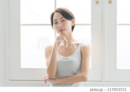 ミドル女性 悩む 頭痛 ミドル女性 悩む 頭痛 117053531