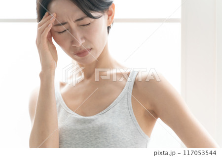 ミドル女性　悩む　頭痛 117053544